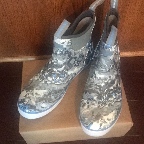Huk Shoes New Arrivals Brandnew Huk Rogue Wave Boots Size 2 Poshmark